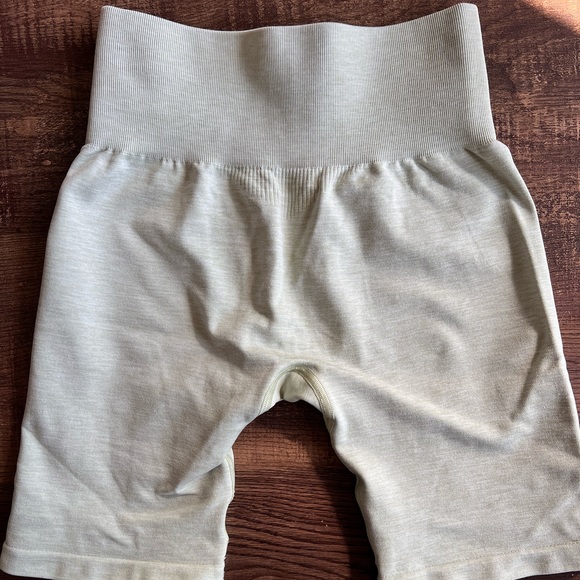 Classic Seamless Shorts in Pistachio - Picture 6 of 8